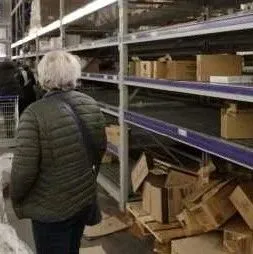 疫情升级俄民众开始囤积生活物资,食品货架抢购一空