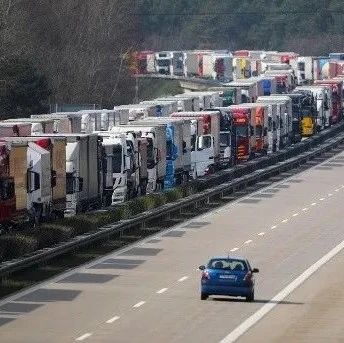 欧盟封境影响开始显现，大量边境公路堆积堵塞车龙超50公里