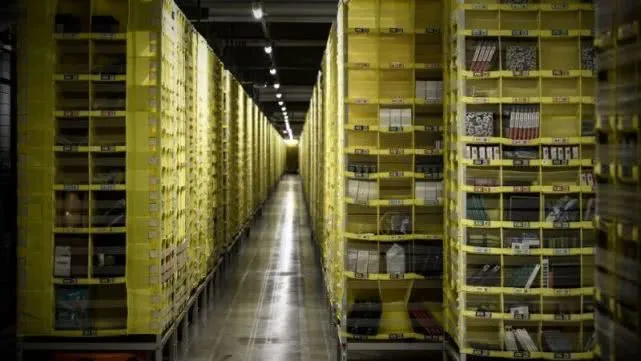 亚马逊证实首位员工死于新冠病毒感染 要求更安全工作条件呼声高涨