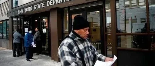 美国顶不住了,600万失业人没拿到救济金,失业大潮消耗州府资金