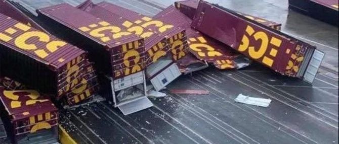 突发事故：OOCL货船卸货时集装箱落水，现场一片混乱