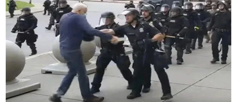 美国再爆警察暴力执法!华盛顿纪念碑遭雷劈,美国最大国旗被撕碎…