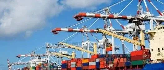 7、8月船公司大规模停航仍将继续!集装箱运价持续走高!船公司征收新附加费