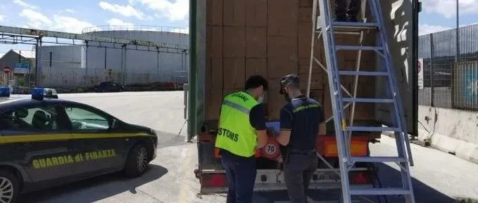 警惕!50个中国集装箱被查扣,近10万个运往意大利的拉杆箱被扣留,“商品制造”标签不能乱