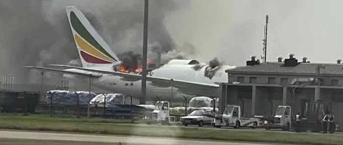 上海浦东机场，一架波音777飞机起火！