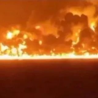突发事故！长江口凌晨一载3000吨汽油油轮与砂石船碰撞起火！17人遇险！