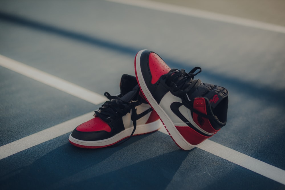 一双黑白红色的Air Jordan 1鞋子