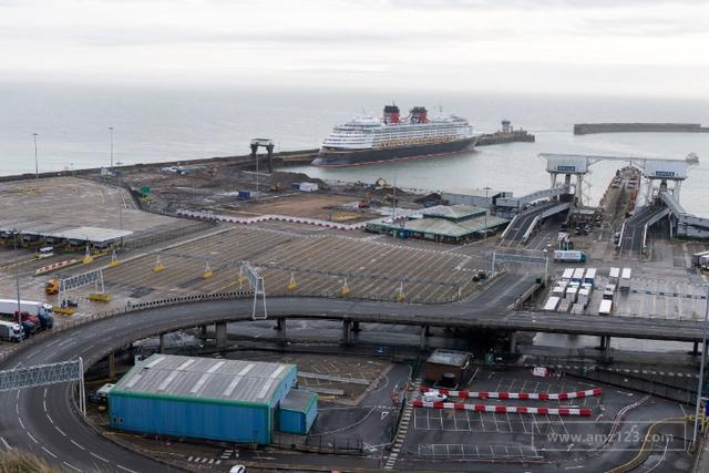 大量卡车司机受困英国 缺吃少喝心焦躁