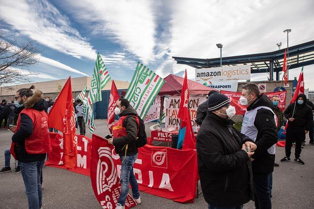 意大利亚马逊公司员工举行大规模罢工 超3万人参与