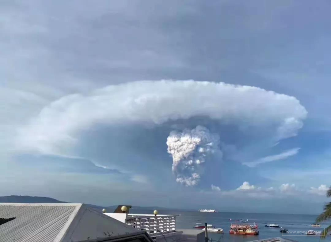菲律宾，&quot;塔尔火山&quot;喷发，天空闪电耀眼，在菲中国人注意安全！