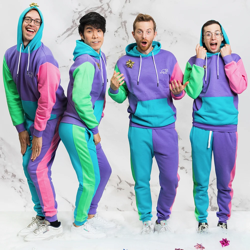 The Try Guys 成员 Keith Habersberger、Eugene Lee Yang、Ned Fulmer 和 Zach Kornfeld 穿着他们的色块拼接运动装队服。Fanjoy 