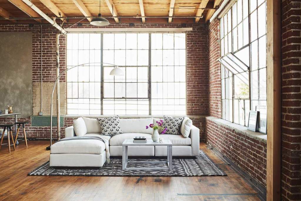 早在2010年,Matt Herman 和 Alex Back 就看到了大型家具店和在线购买家居用品和家具之间的市场空缺。Apt2B