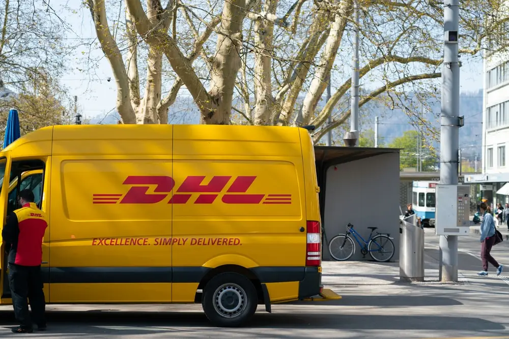 站在 DHL 卡车门前的男人