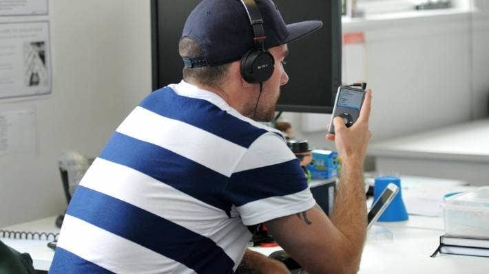 索尼随身听被抛弃后，苹果于 2001 年底推出了第一款 iPod。（资料照片）