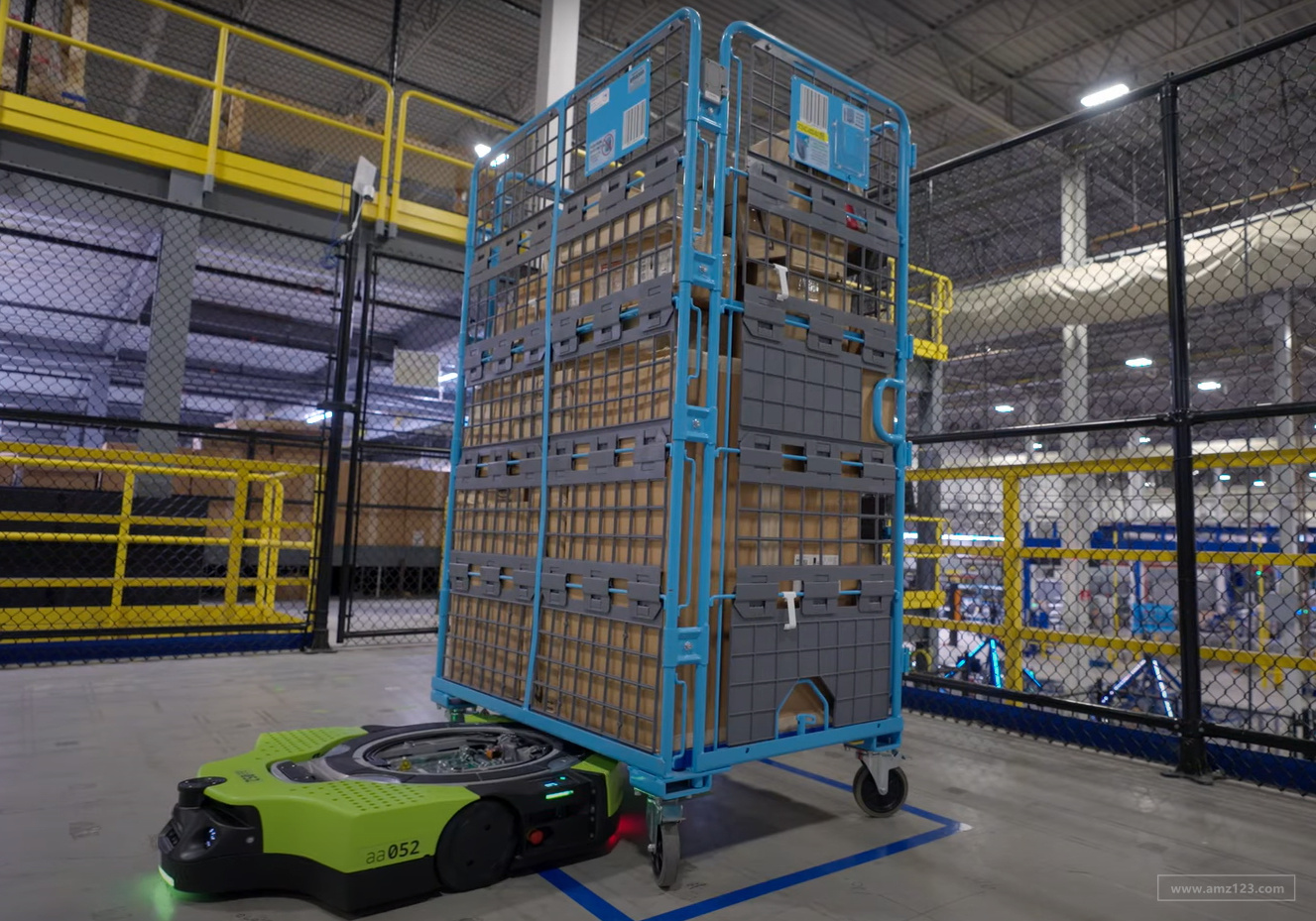 亚马逊推出首款全自动移动机器人！将应用于搬运大型推车！