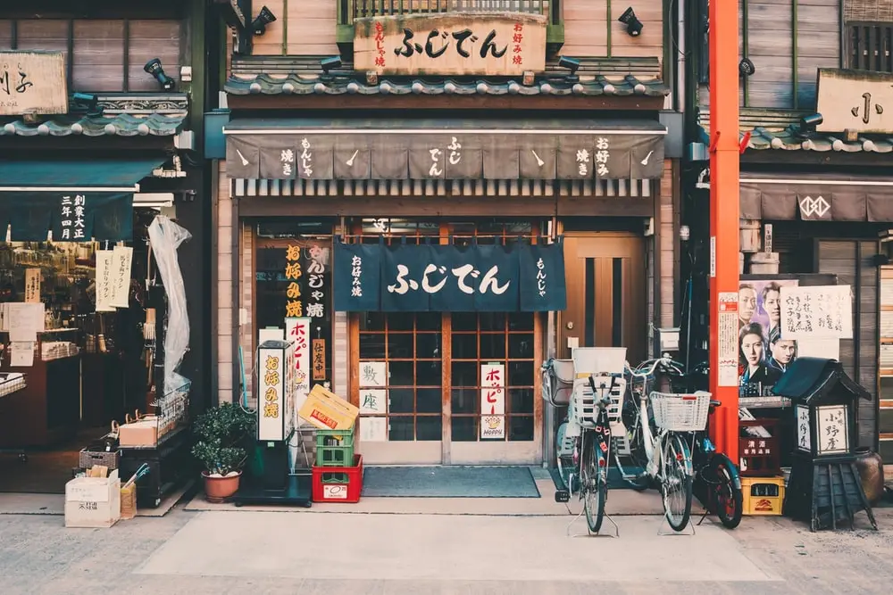 三辆自行车停在大楼前