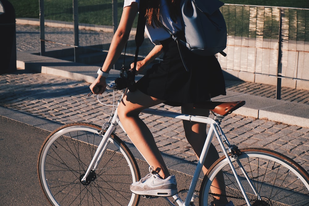 骑白色刚性自行车的女人