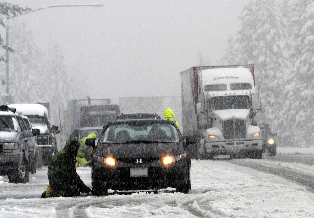 白天积雪路面上的黑色 suv