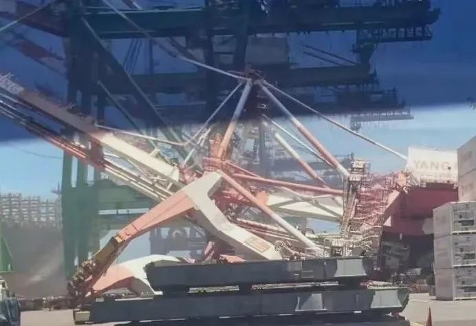 严重突发，大型集装箱船撞倒台湾高雄岸吊，船期将再受影响！