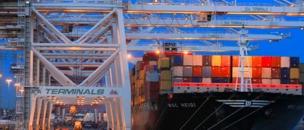 一边难求一柜到崩溃，一边空柜塞港口！缺柜问题何时是个头？