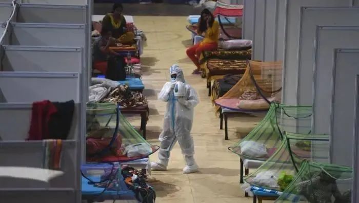 当地时间2021年5月2日,印度新德里,印度英联邦运动会运动员村变成临时新冠病房。印度卫生部5月1日公布的数据显示,印度单日新增新冠确诊病例首次超过40万例,创该国疫情暴发以来单日新增最高纪录。