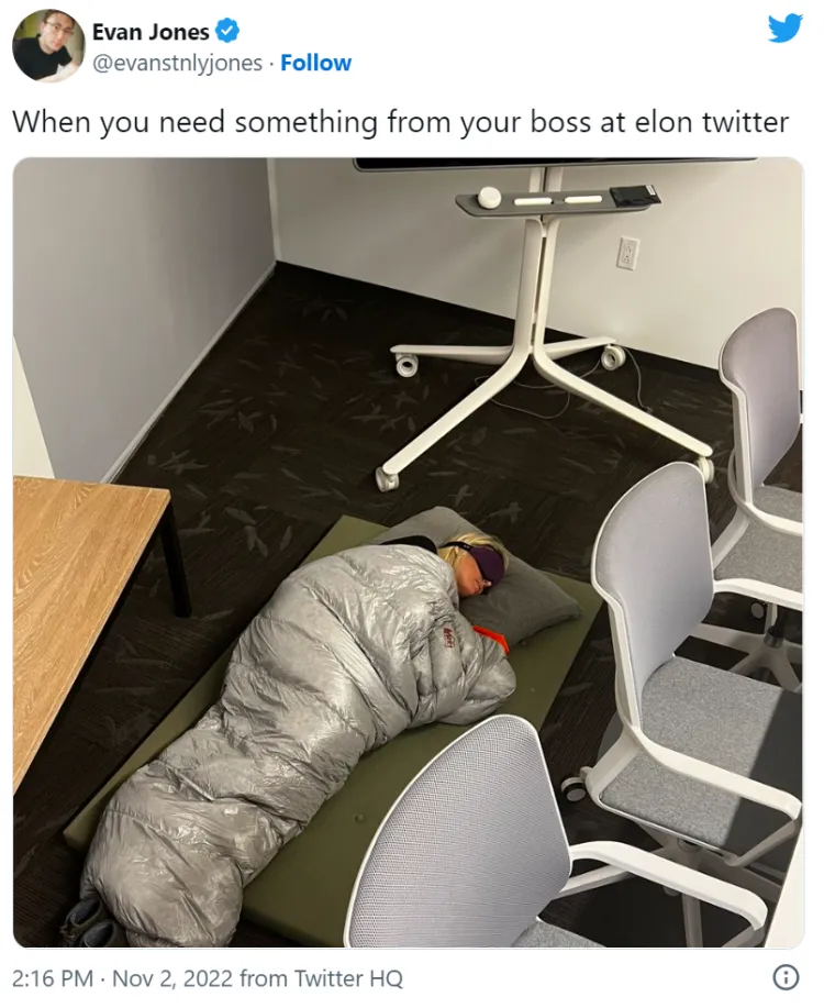 Twitter部门主管干脆睡在公司,图源:Twitter @Evan Jones
