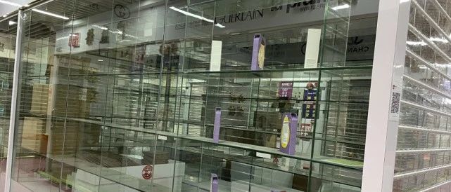 突发！深圳最牛CBD华强北出事！美妆店集体关门，连货也搬空了…