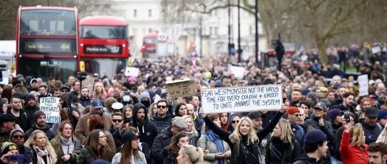 法国再次封城，欧洲多国爆发反限制、反疫苗、反口罩游行！