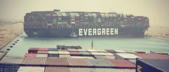 突发：巨型集装箱船搁浅苏伊士运河