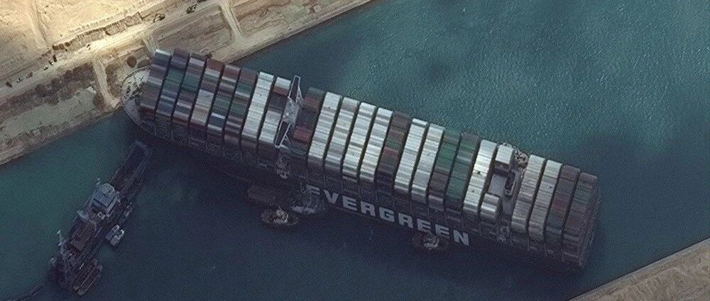 苏伊士运河肇事货轮面临10亿美元索赔，谁来支付引关注！