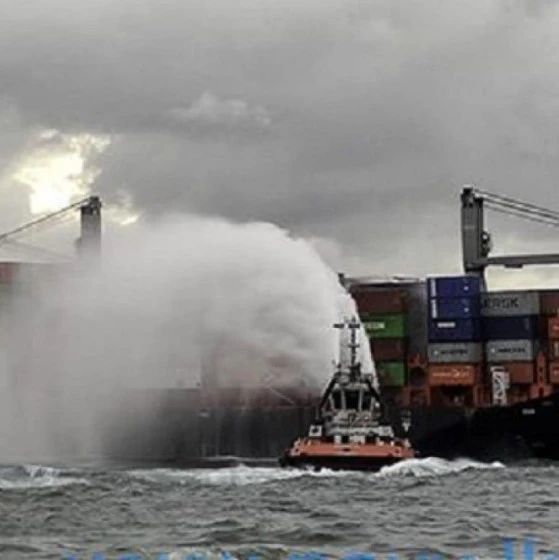 突发！一艘载有1486个集装箱的货船着火！船上载有危险品