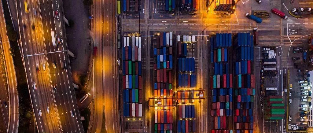 请对焦头烂额的货代好一点！他们最近压力太大了！