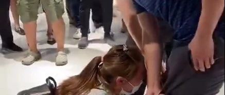 重磅！女子下跪哭着说：请把钱还给我