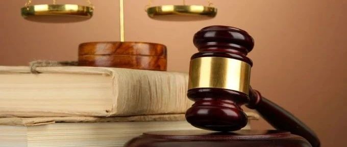 推迟发工资，被封304个店冻结1.3亿，有颗树送礼品卡要求好评，违法吗？