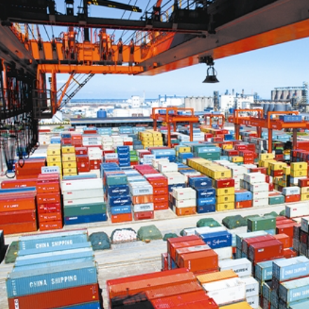 为缓解港口压力，美国将机场变成集装箱堆场