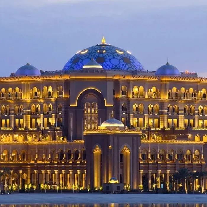 被中东土豪圈粉的世界石都 | 小镇出海