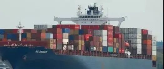 注意，一艘满载中国货物的集装箱船遭海盗袭击；为什么现在有钱都出不了货？！