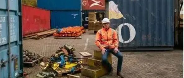 开船司比开银行更赚，年终奖发40个月！被弃货的集装箱“盲盒”，年入百万英镑