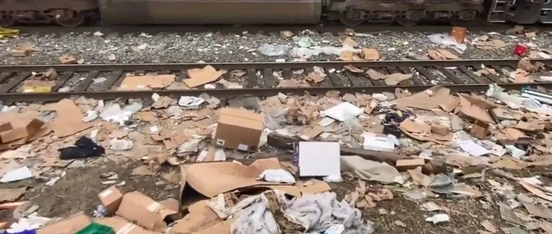 美国洛杉矶火车集装箱遭窃  铁轨上散落无数快递包裹