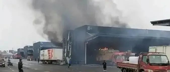 快看看有你的货吗？一物流中心发生爆炸，现场货物烧成碎片，损失惨重！