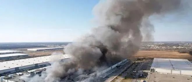 突发！沃尔玛WFS物流中心发生大火，货物烧毁殆尽！