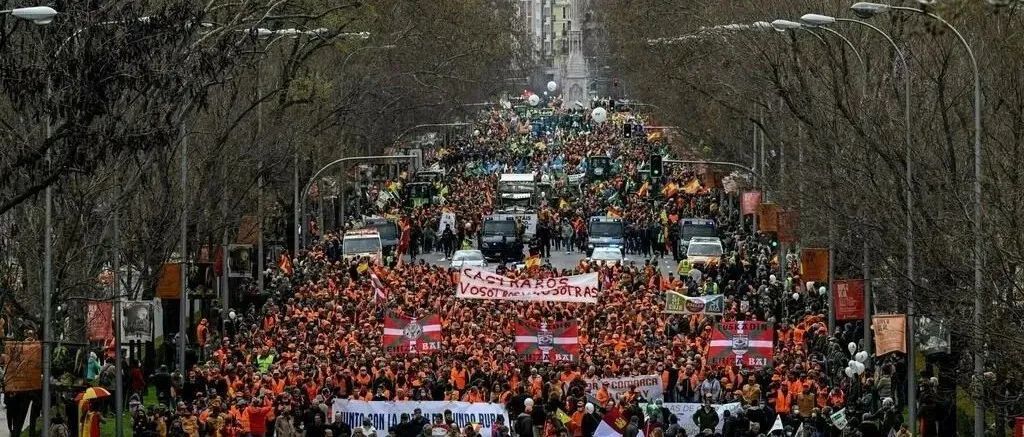 欧洲又乱了！40万人上街抗议示威，多国航班大面积取消...