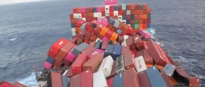 突发事故！大量集装箱落水满载中国货物！另有两艘集装箱船被扣押！数千集装箱遭殃！
