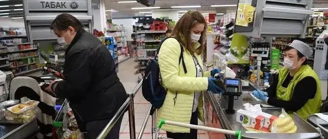 俄工贸部：俄罗斯商店的商品、食品种类不会因制裁减少；受制裁俄银行暂停发行银联卡
