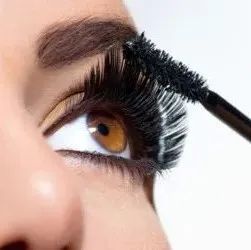 NPD :睫毛膏是消费者过去一年购买的最常用且畅销的彩妆产品！