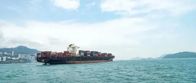 美国港口外集装箱船积压严重，超400亿美元货物滞留港口等待卸货！
