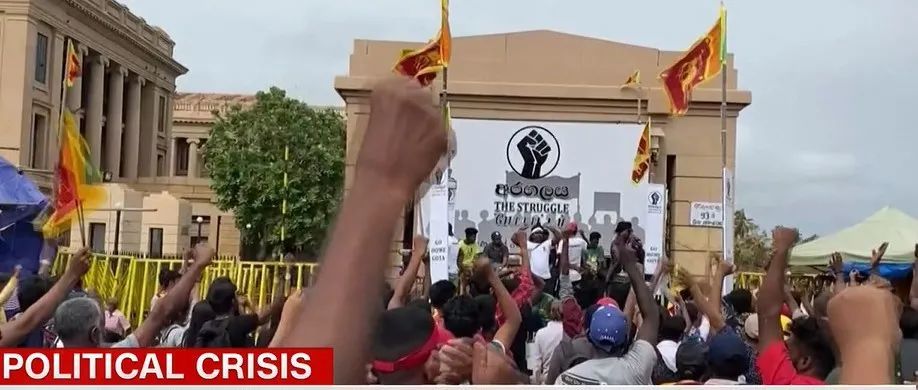 愤怒的抗议者占领了总统私人豪宅，斯里兰卡是怎么走到这一步的？