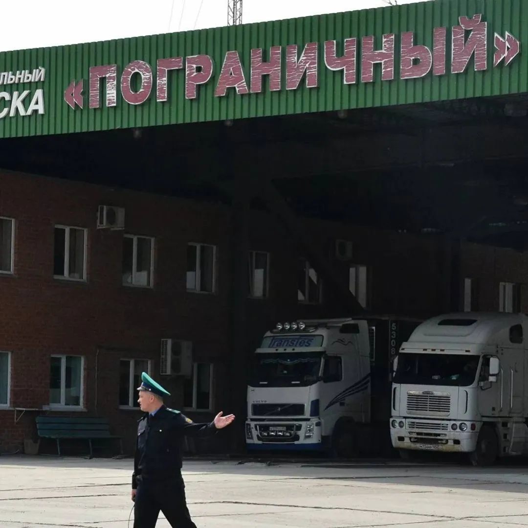 俄中边境波克罗夫卡-饶河口岸恢复货运工作