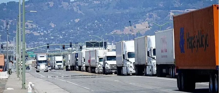 奥克兰港口因罢工陷入关闭！美西的LA/LB码头因为铁路运输的拥堵导致提货缓慢！