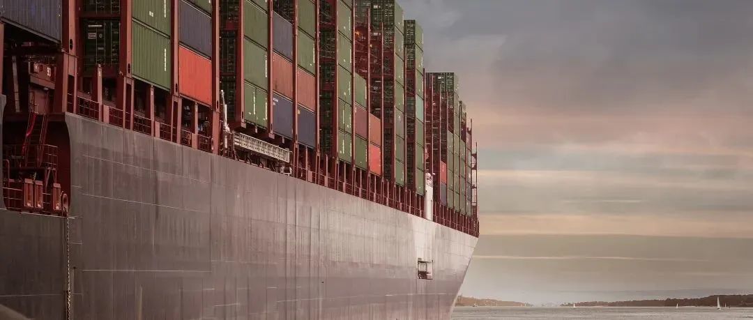 突发！一满载中国货物的大型集装箱船起火，300个集装箱受损，多家船公司共舱！